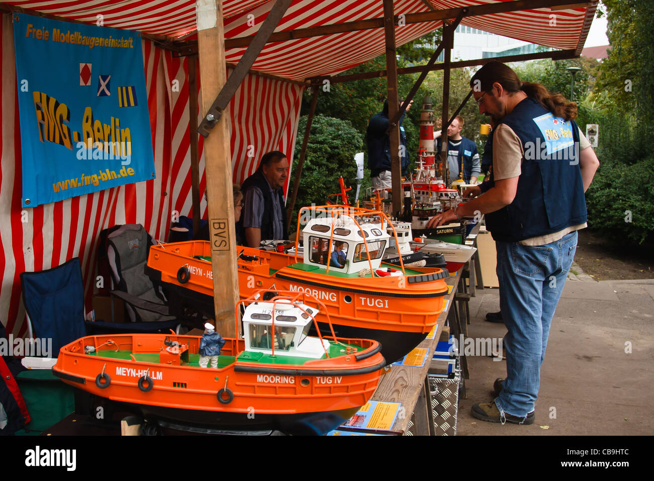 Hafenfest im historischen Hafen, Ausstellung der Boote Modelle auf einem Display Stand. Berlin, Deutschland. Stockfoto