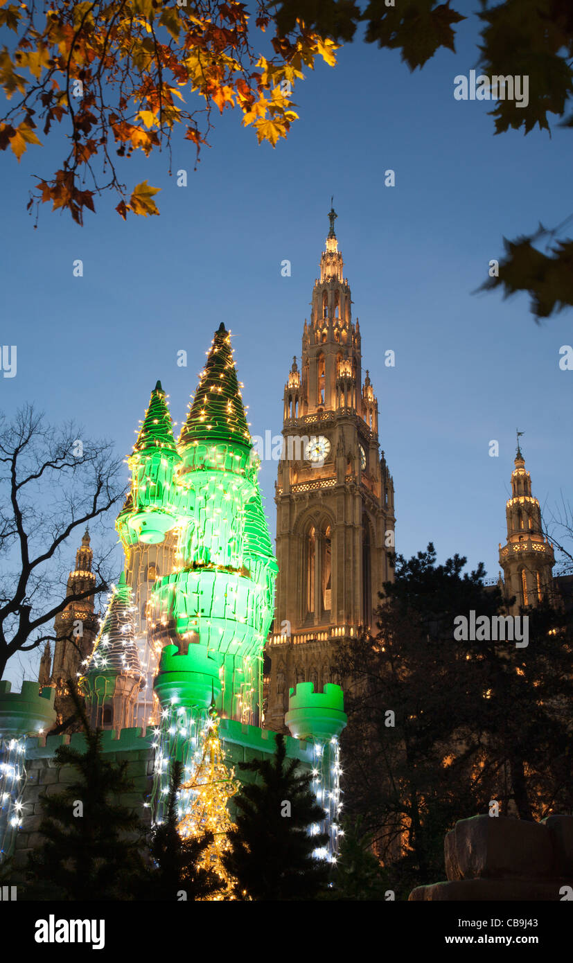 Wien - Weihnachtsdekoration - Schloss und Rathaus Stockfoto