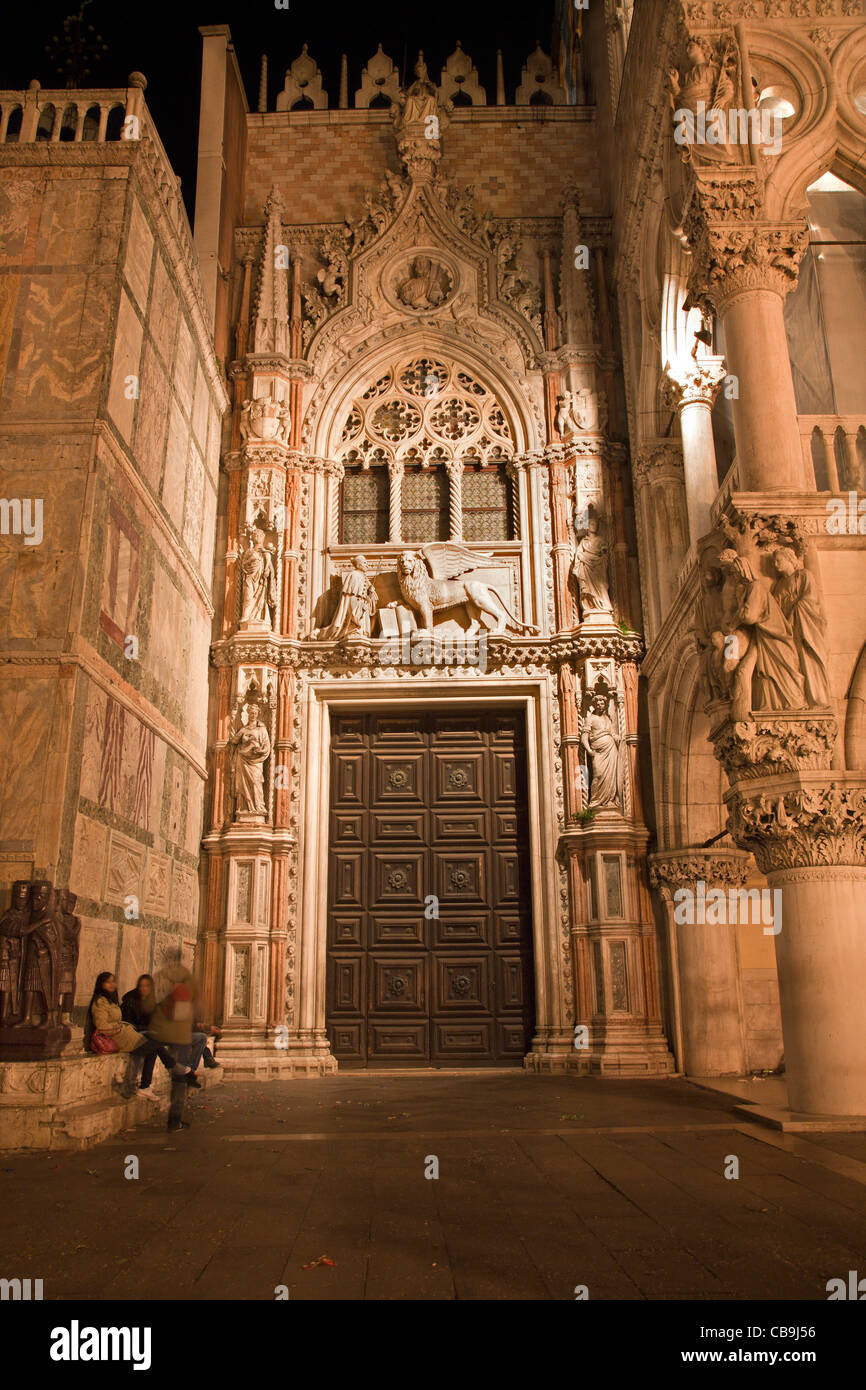 Venedig - Portal der Dogenpalast in der Nacht Stockfoto