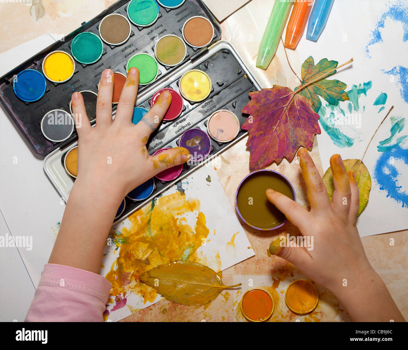 Hand eines Kindes durch das Spiel mit der Farbe Stockfoto