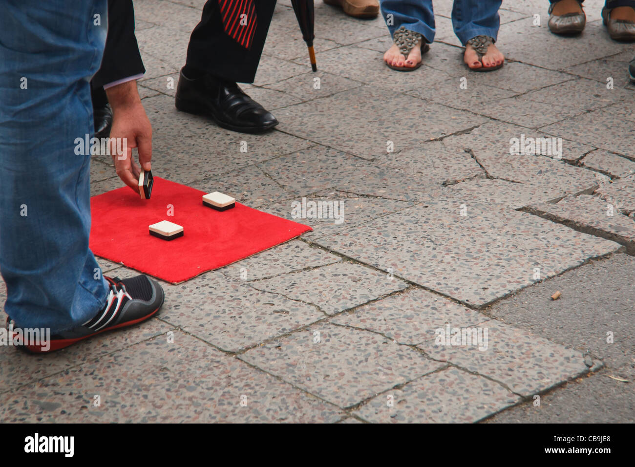 Illegales Glücksspiel auf der Straße. Berlin, Deutschland. Stockfoto