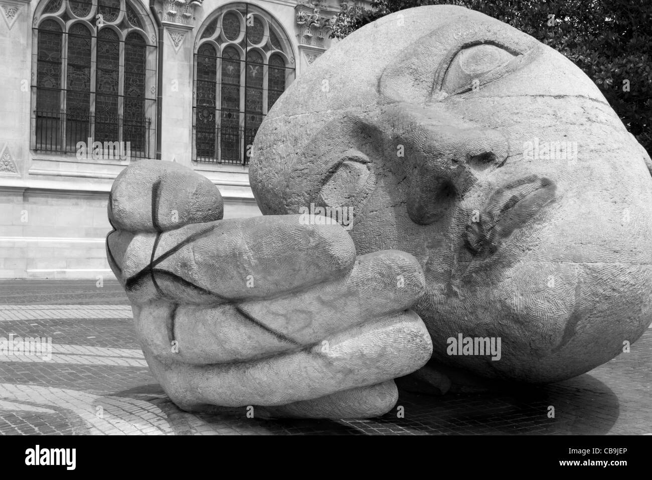 Paris - Big Head von Henry de Miller - Eustache Kirche Stockfoto