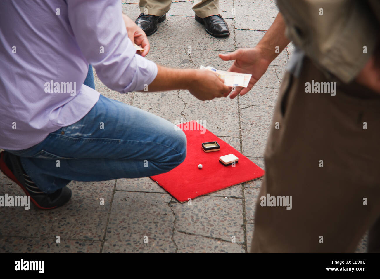 Illegales Glücksspiel auf der Straße. Berlin, Deutschland. Stockfoto