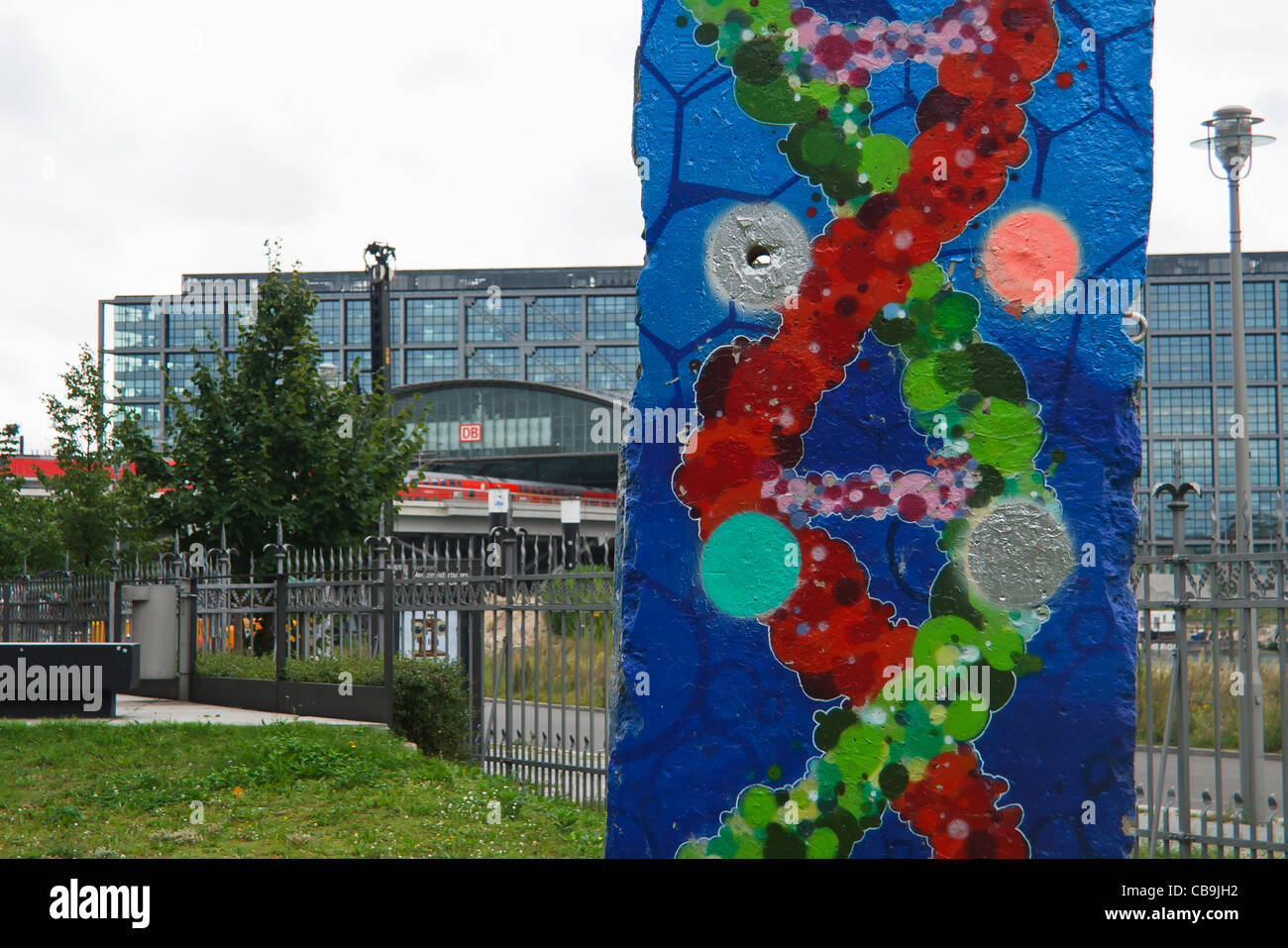 Doppel-Helix auf Fragment der Berliner Mauer vor der Berliner medizinischen historischen Museum Charité gemalt. Berlin, Deutschland. Stockfoto