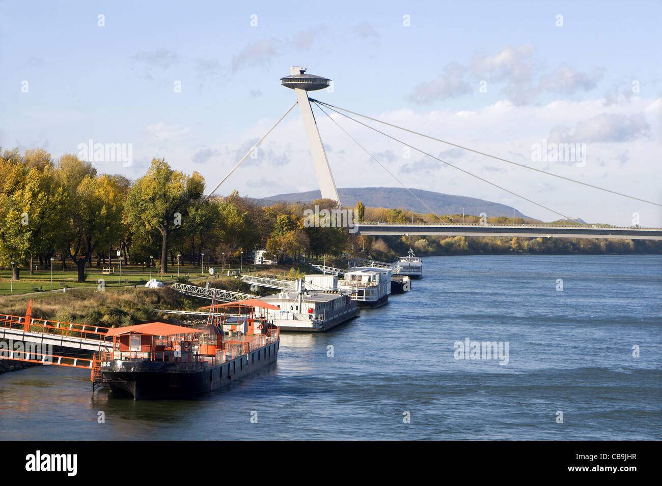 Bratislava - SNP Brücke und Kai Stockfoto