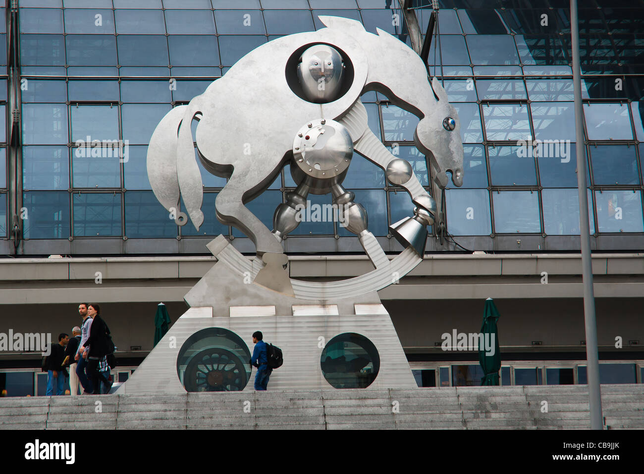 Rollendes Pferd. Rollende Pferdeskulptur am Hauptbahnhof in Berlin, Deutschland. Stockfoto