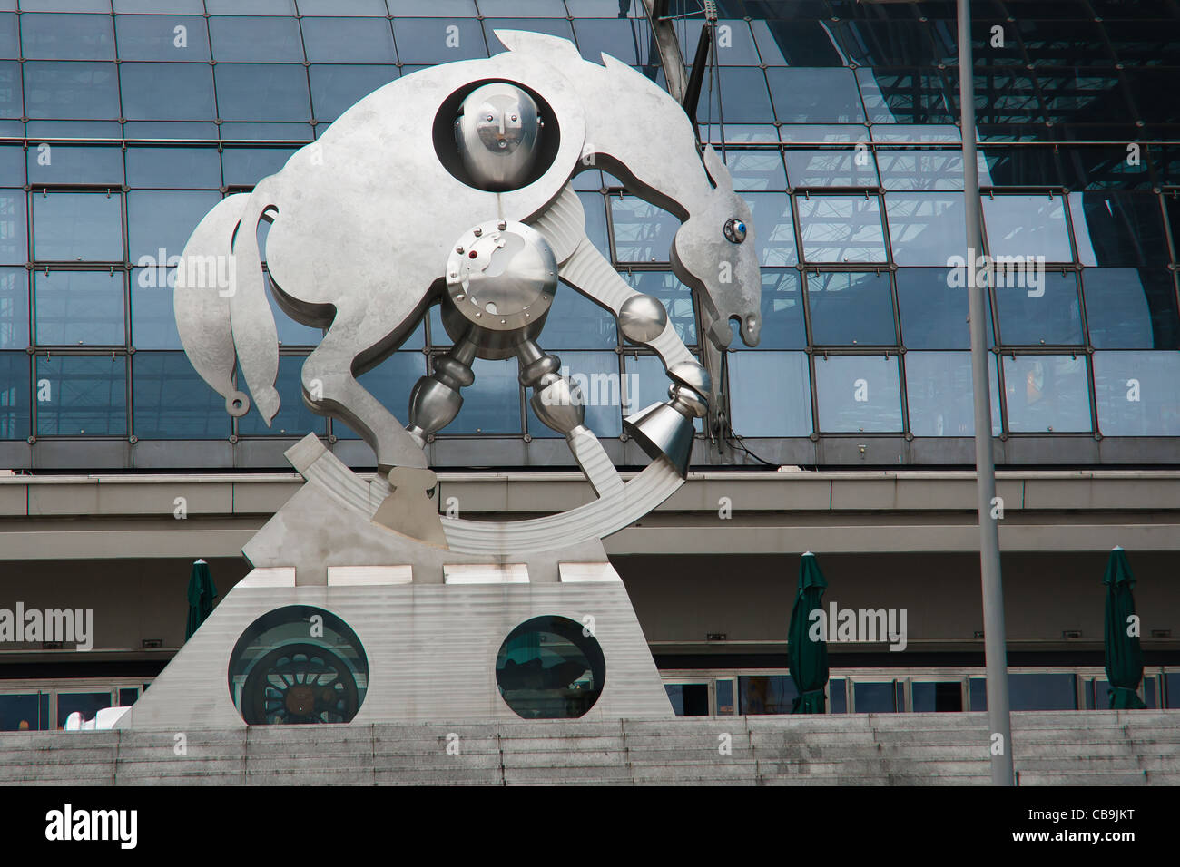 Rollendes Pferd. Rollende Pferdeskulptur am Hauptbahnhof in Berlin, Deutschland. Stockfoto