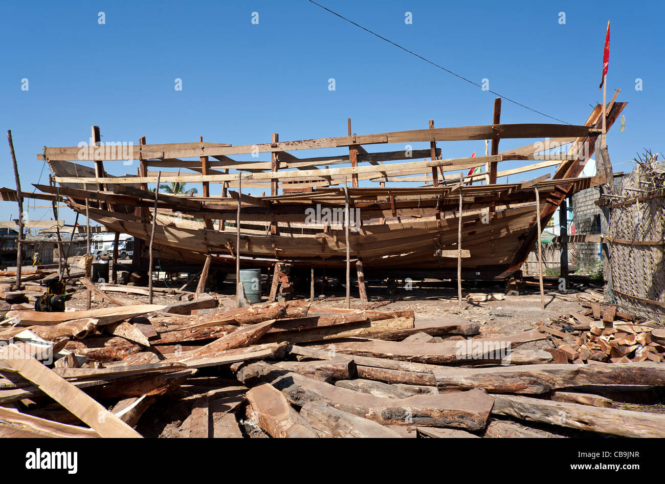Aufbau einer traditionellen Fischerboot. Vanakbara Werft. Diu. Unionsterritorien von Daman und Diu. Indien Stockfoto