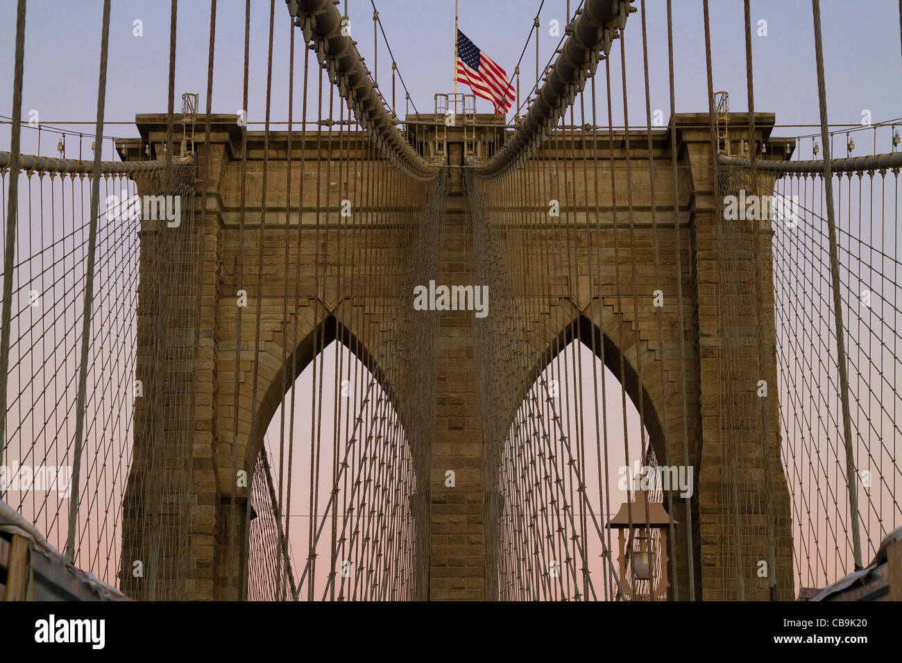 New York City, Brooklyn Bridge, während die schönen Farben der Sonnenaufgang früh am Morgen. Stockfoto