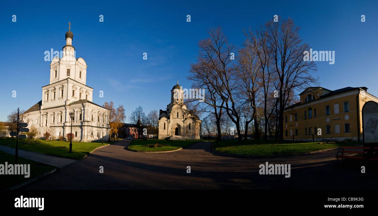 Erlöser-Kathedrale und die Erzengel-Michael-Kirche am Kloster von St. Andronik in Moskau Stockfoto