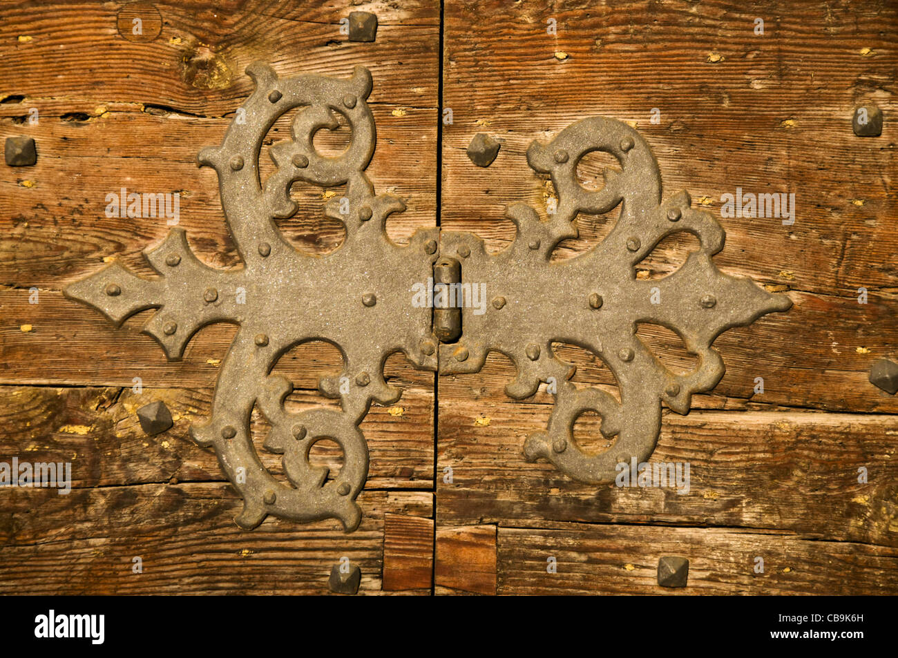 Dekorative hölzerne Türscharnier Stockfoto