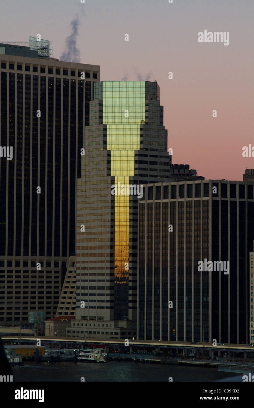 Skyline von New York City, Manhattan, während die schönen Farben der Sonnenaufgang, Dämmerung. Stockfoto