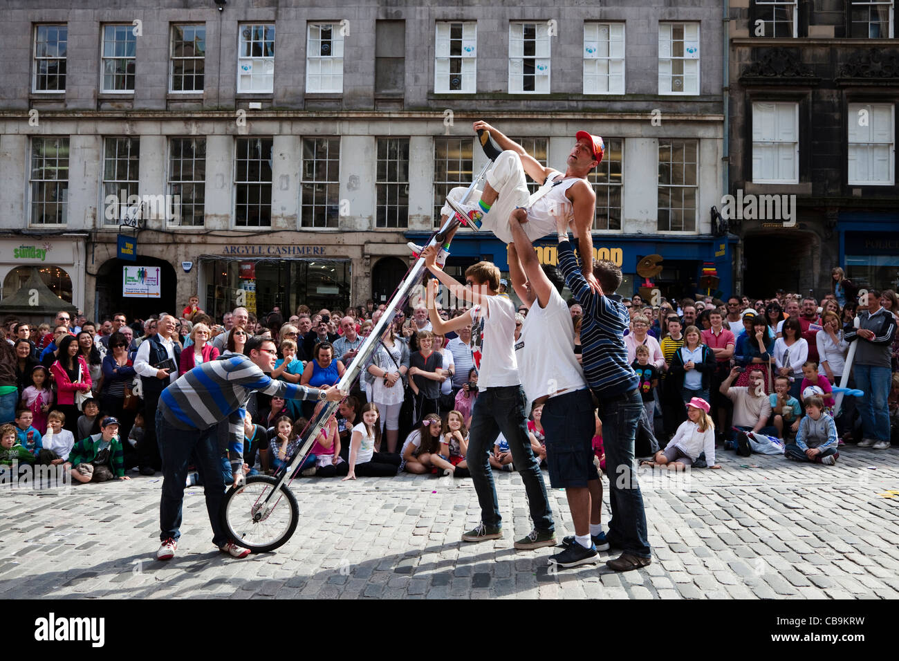 Straße Schauspieler in der High Street, Royal Mile, Zyklus Edinburgh Fringe Festival Stockfoto