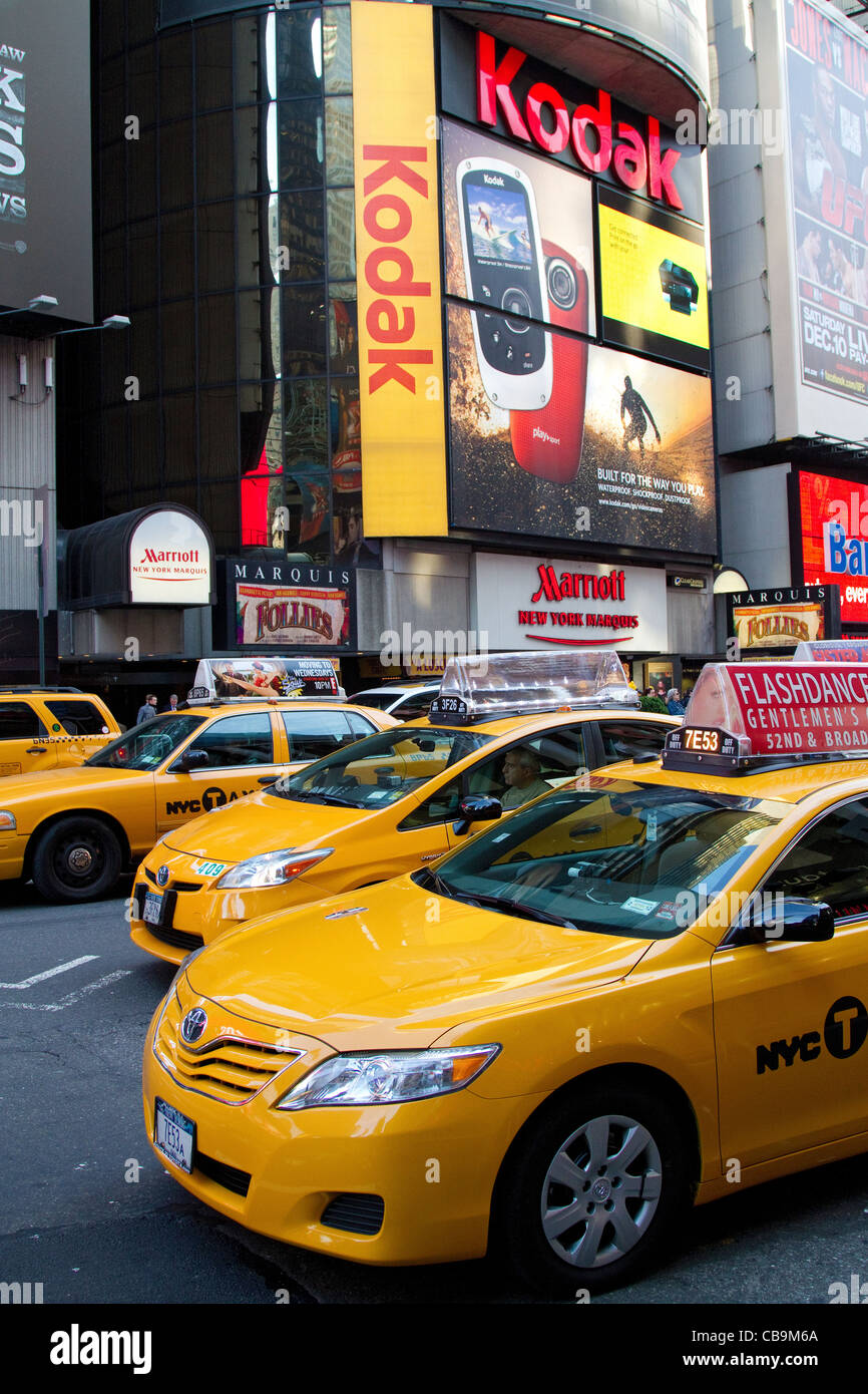 New Yorker Straßenszene. Manhattan, Taxi, Taxi, Taxi, Taxis. Stockfoto