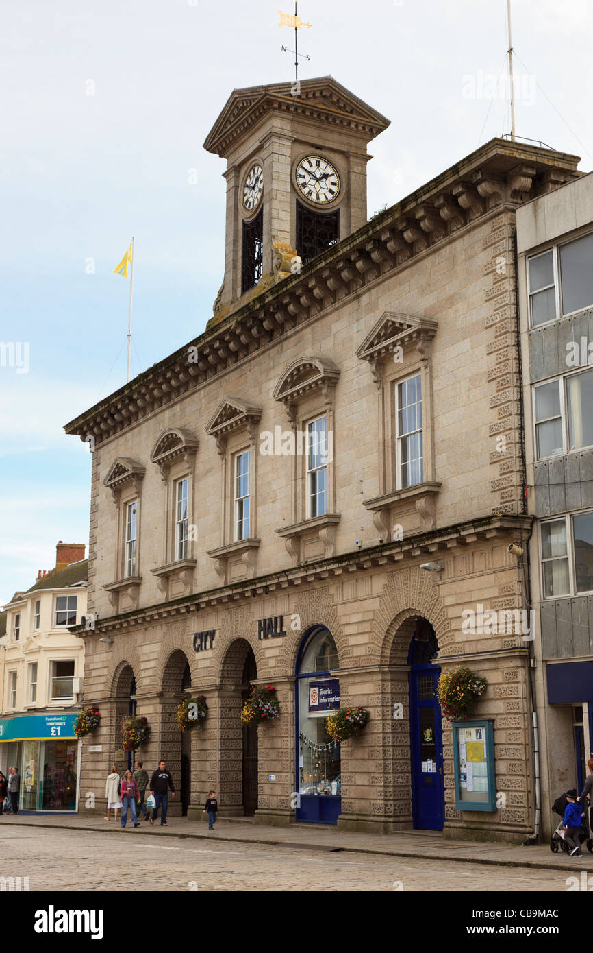 Seilfahrt Street, Truro, Cornwall, England, Vereinigtes Königreich. Rathaus mit der Gemeindeverwaltung Büros mit Uhrturm der Stadt Stockfoto
