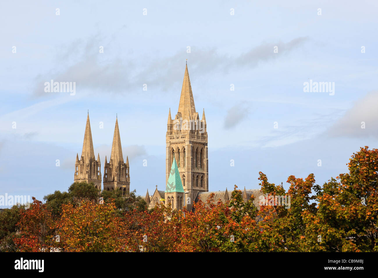 Truro Cornwall England UK die drei Türme des späten 19. Jahrhundert Kathedrale der Jungfrau Maria über Bäume im Herbst Stockfoto