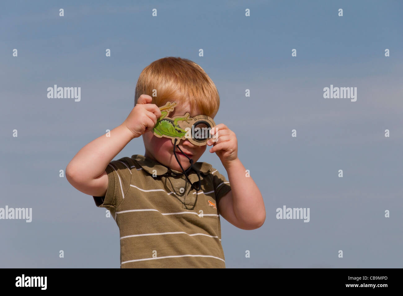 Junge auf der Suche durch Kaleidoskop Stockfoto