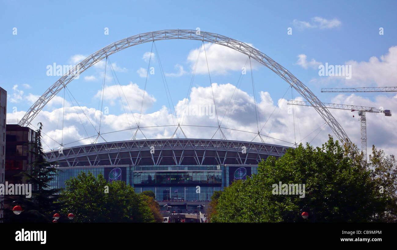 Wembley-Stadion mit Bogen, Anzeigen von der Spitze des Wembley Weg von u-Bahnstation Wembley Park Stockfoto