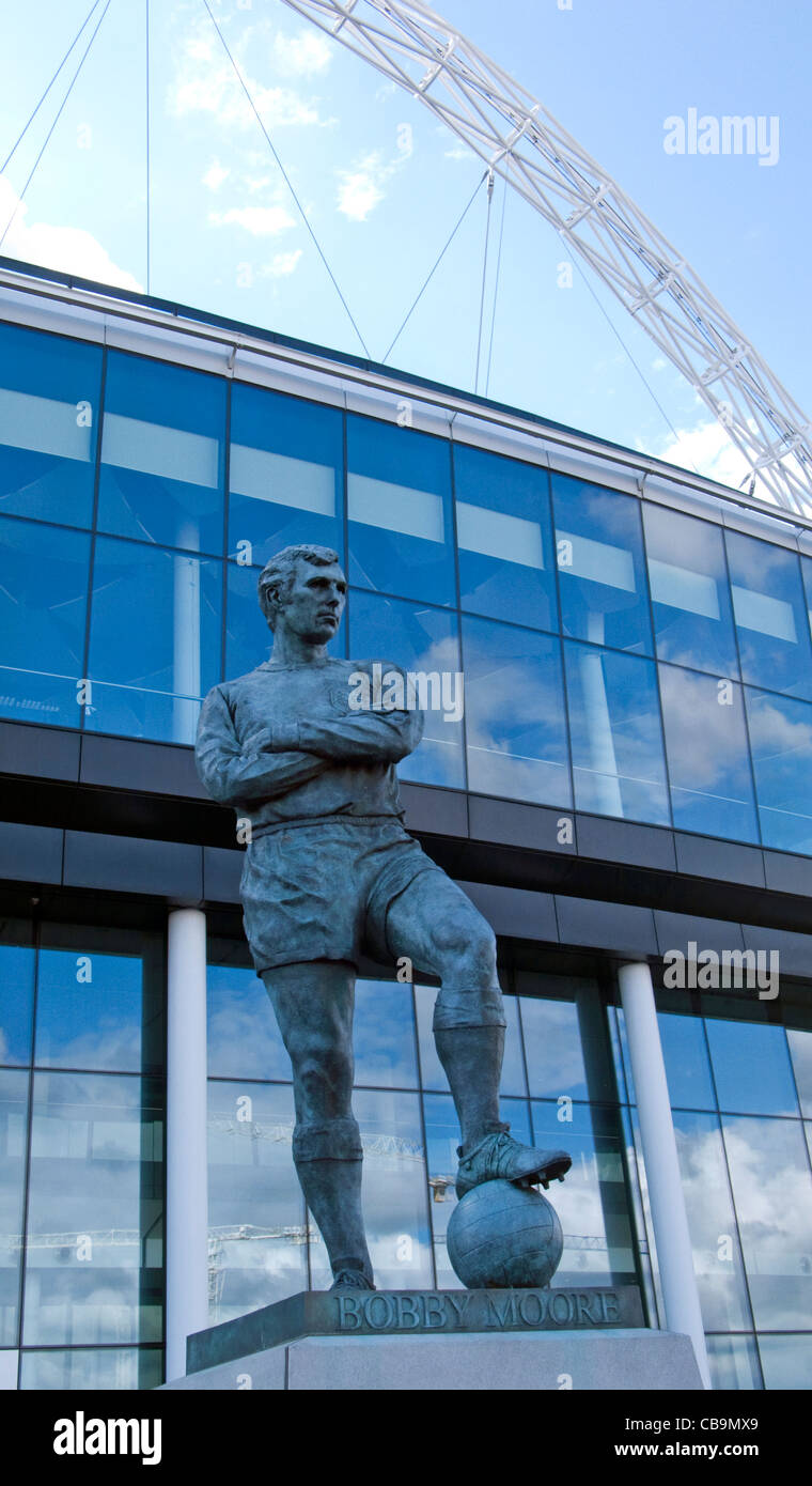 Bobby Moore-Statue-Wembley-Stadion mit Bogen Stockfoto