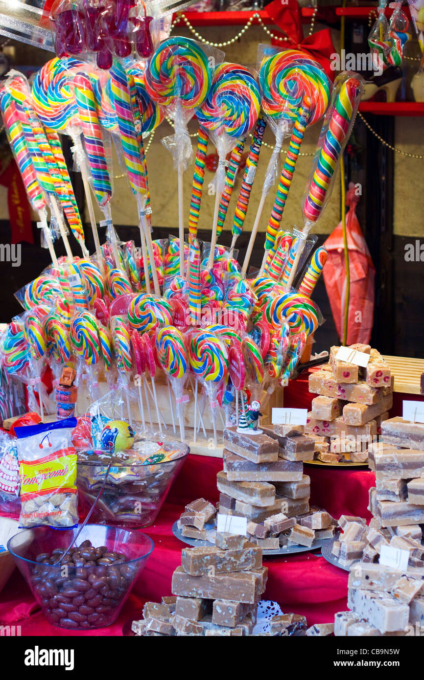 Einem Stand auf dem Weihnachtsmarkt, der Verkauf von Süßigkeiten  Stockfotografie - Alamy