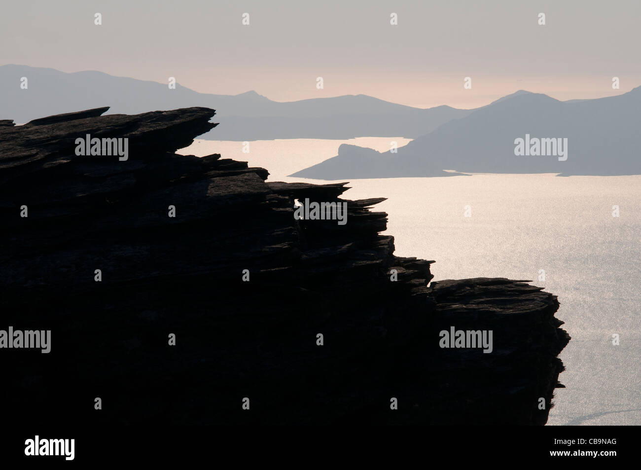 Felsen, Berge, Inseln und das Ägäische Meer, Ikaria, Griechenland Stockfoto