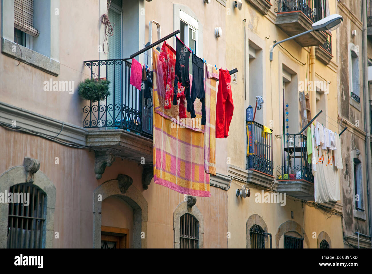 Wäsche trocknen vom Balkon im Quartier La Barceloneta in Barcelona, Spanien Stockfoto