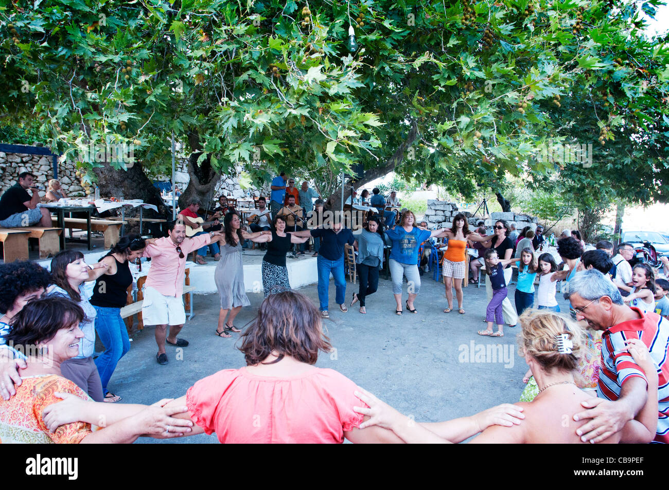 Griechischen Tanz bei einem Dorffest, eine Panegyri, Ikaria, Griechenland Stockfoto