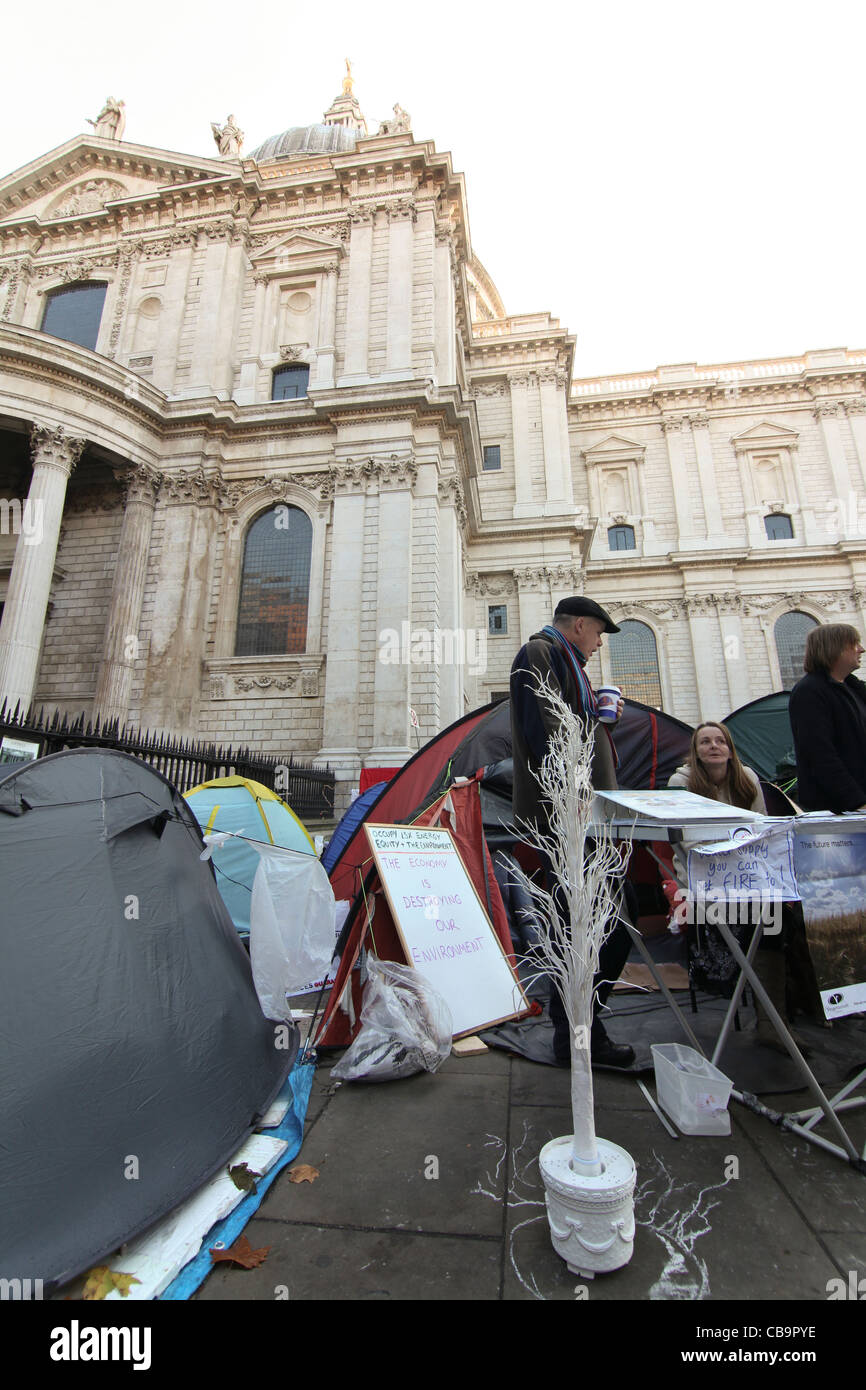 Aufnahmen des organisierten protest in Solidarität mit Occupy Wall Street besetzen London Stockfoto