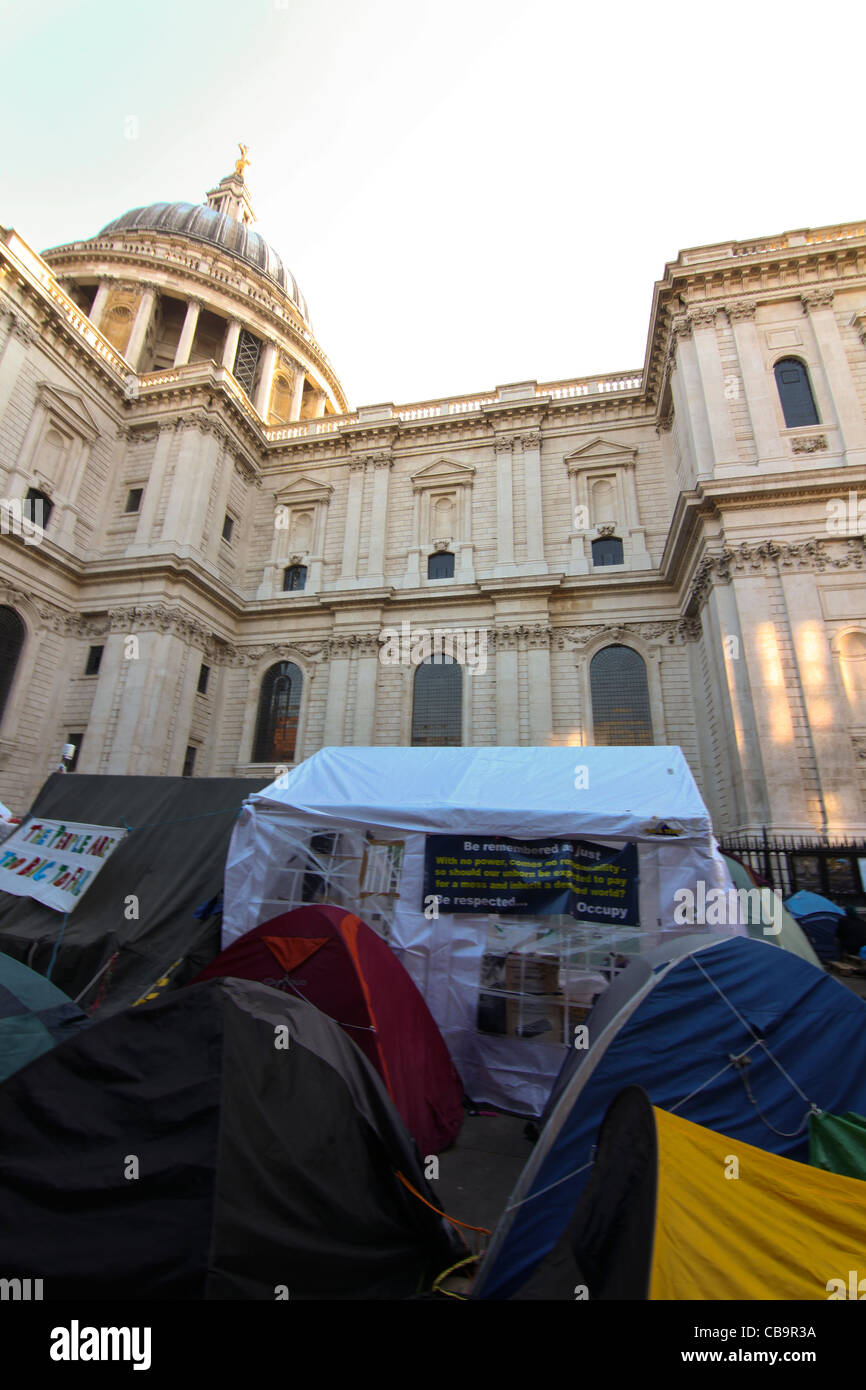 Aufnahmen des organisierten protest in Solidarität mit Occupy Wall Street besetzen London Stockfoto