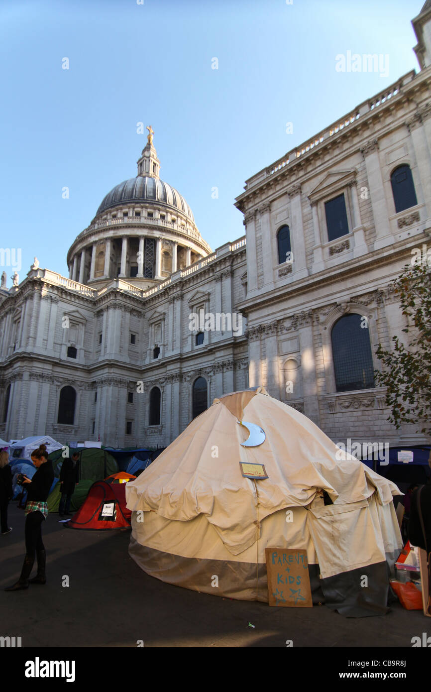 Aufnahmen des organisierten protest in Solidarität mit Occupy Wall Street besetzen London Stockfoto