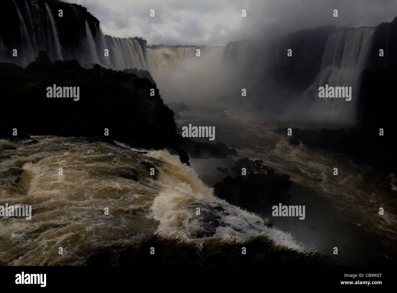 DER FLUSS IGUAZU HOCHWASSER RAST ÜBER DIE IGUAZU-WASSERFÄLLE BRASILIEN Stockfoto