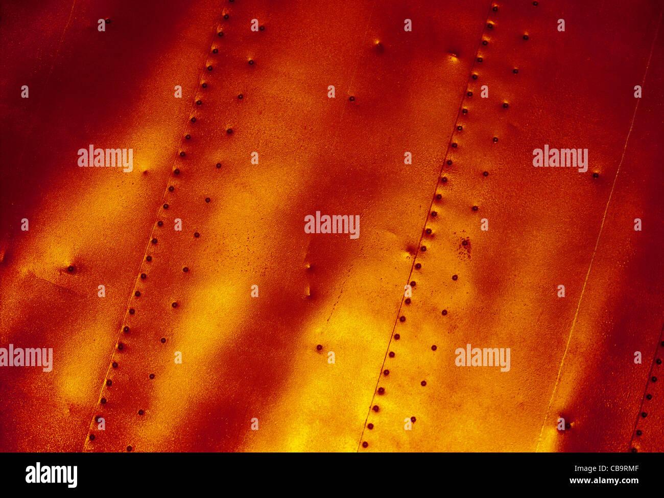 Goldene Abendlicht spiegelt sich in der Metall Seite der Güterzug-Auto Stockfoto