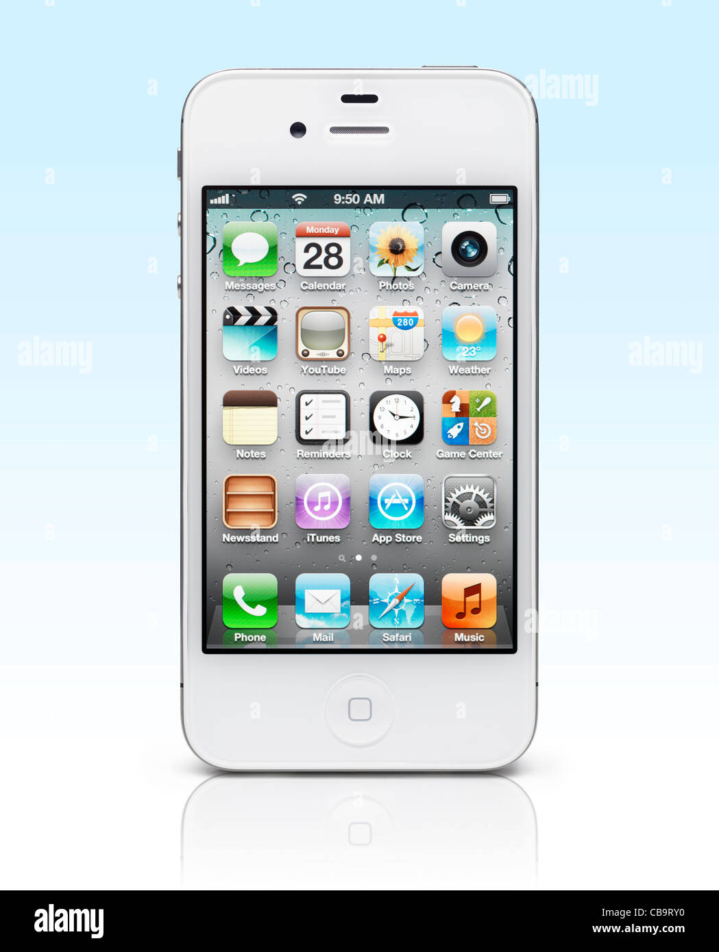 Weiße iPhone 4 s Apple Smartphone auf Farbverlauf hellblauen Hintergrund isoliert Stockfoto