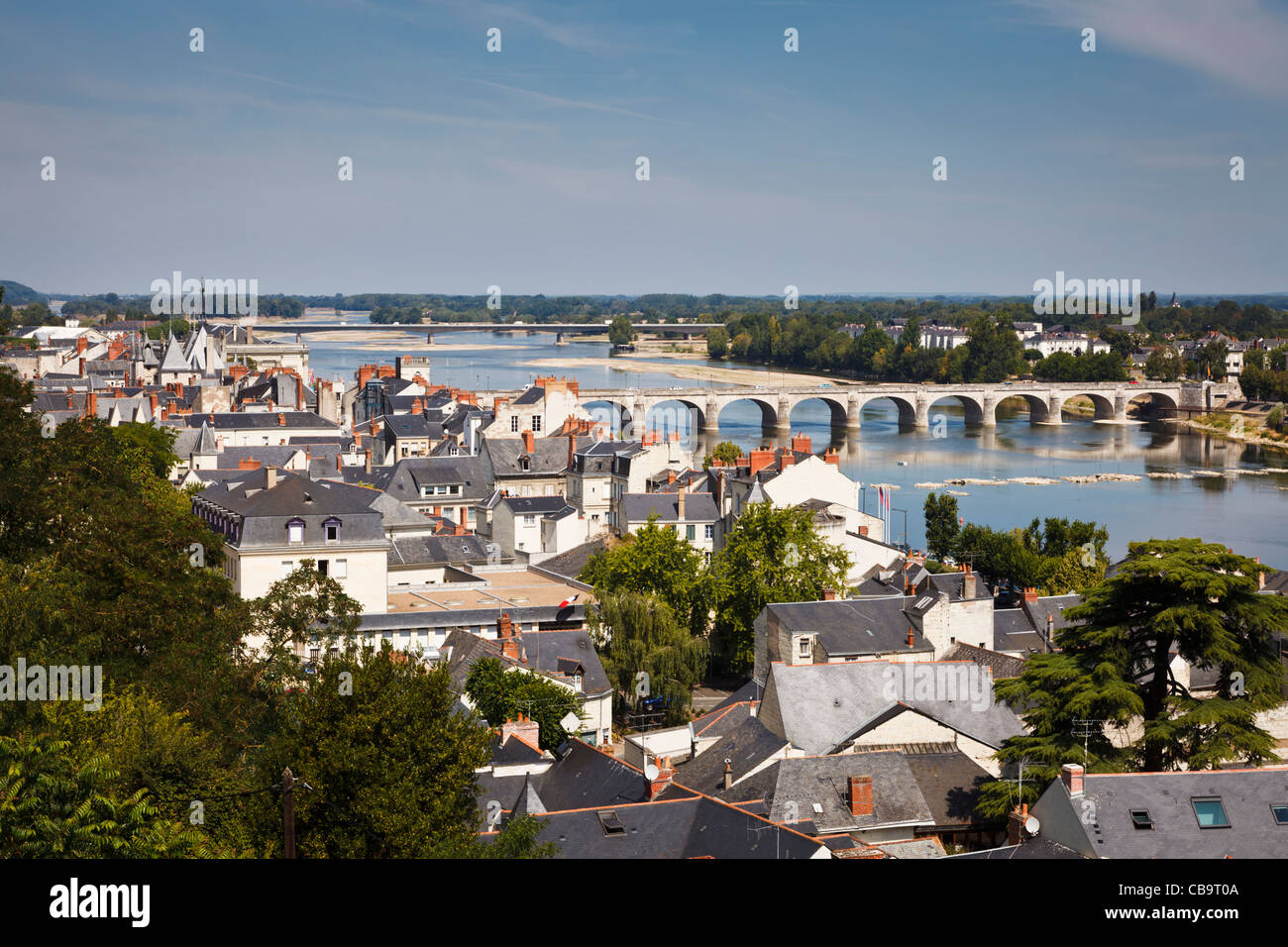 Blick auf Fluss Loire bei Saumur Town, Loiretal, Frankreich im Sommer Stockfoto