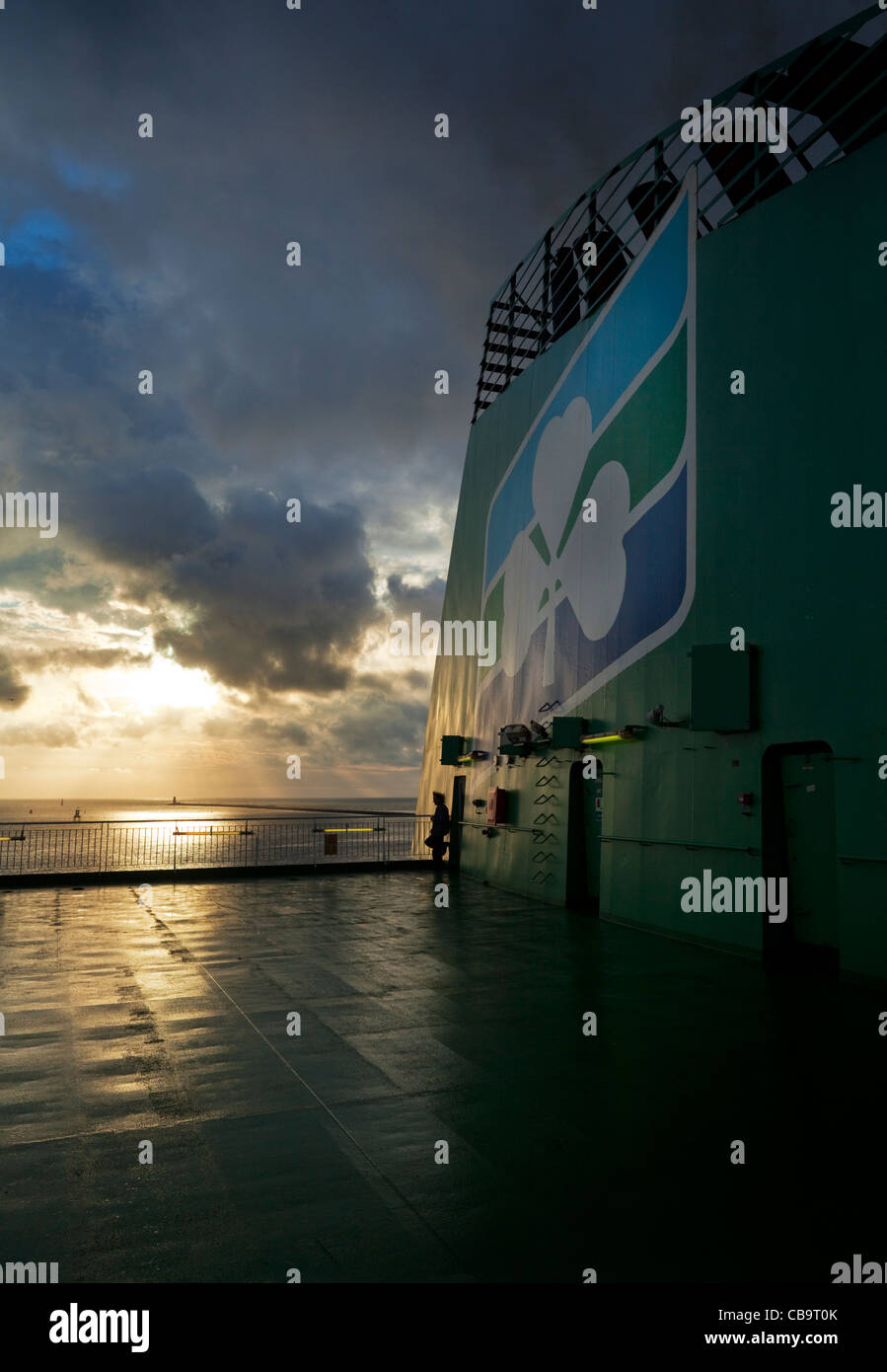 Trichter in der Morgendämmerung auf dem Deck auf die Irish Ferry "Ulysses", Leaving Dublin Port und der Fluss Liffey, Irland Stockfoto