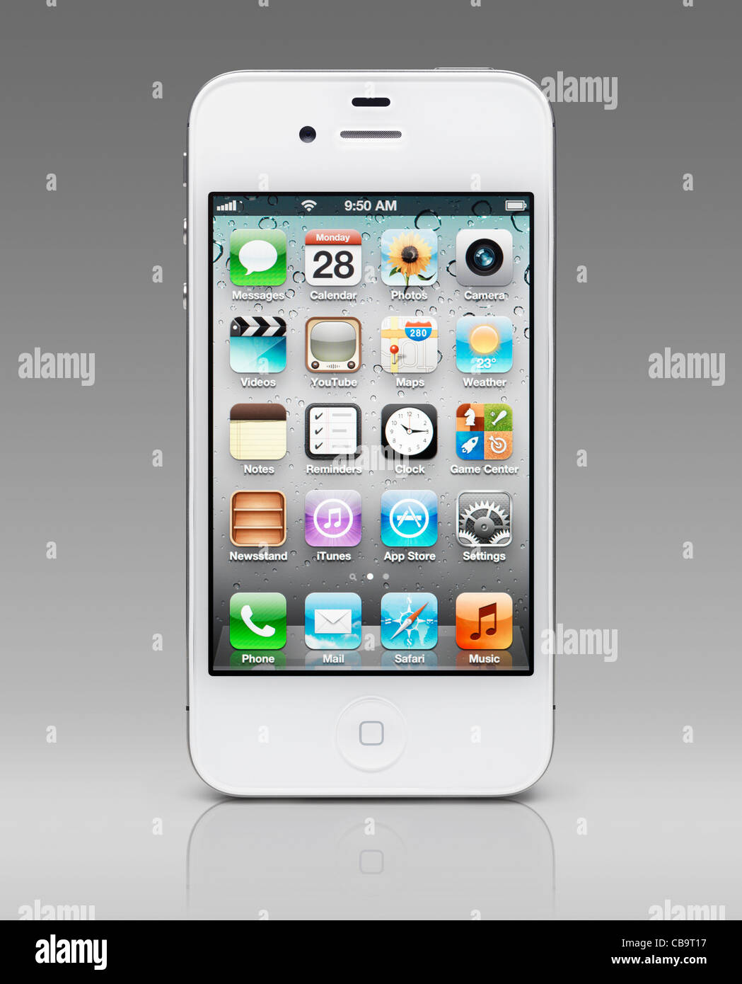 Weiße Apple-Smartphone iPhone 4 s auf Farbverlauf grauen Hintergrund isoliert Stockfoto