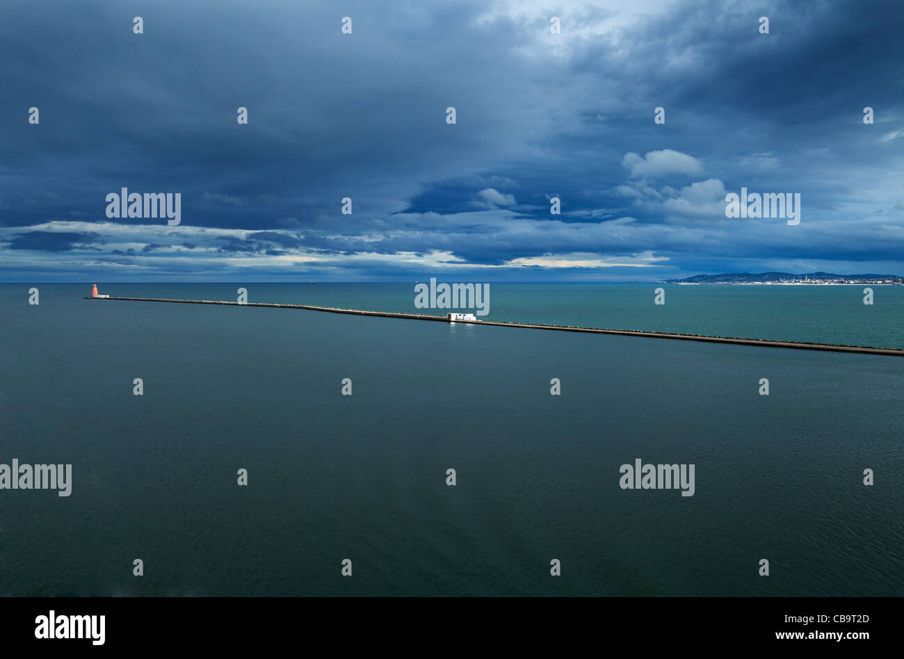 Die Ostwand und der Leuchtturm auf den Fluss Liffey, auf der Suche nach Süden über die Bucht von Dublin, Dun Laoghaire, Dublin County, Irland Stockfoto