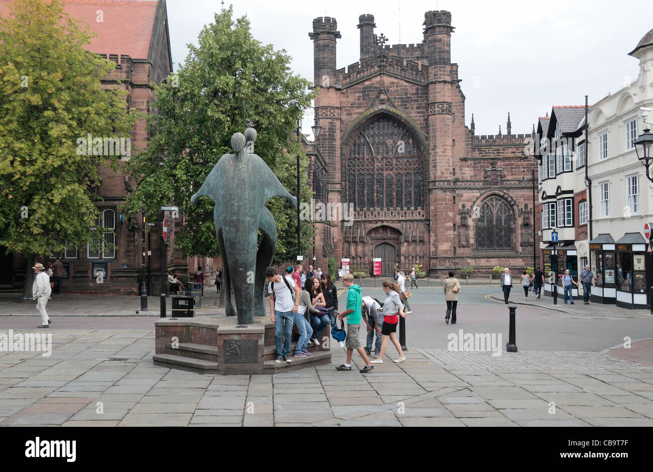 "Eine Feier nach Chester" Skulptur von Stephen Broadbent mit Chester Kathedrale hinter in Chester, Cheshire, UK. Stockfoto