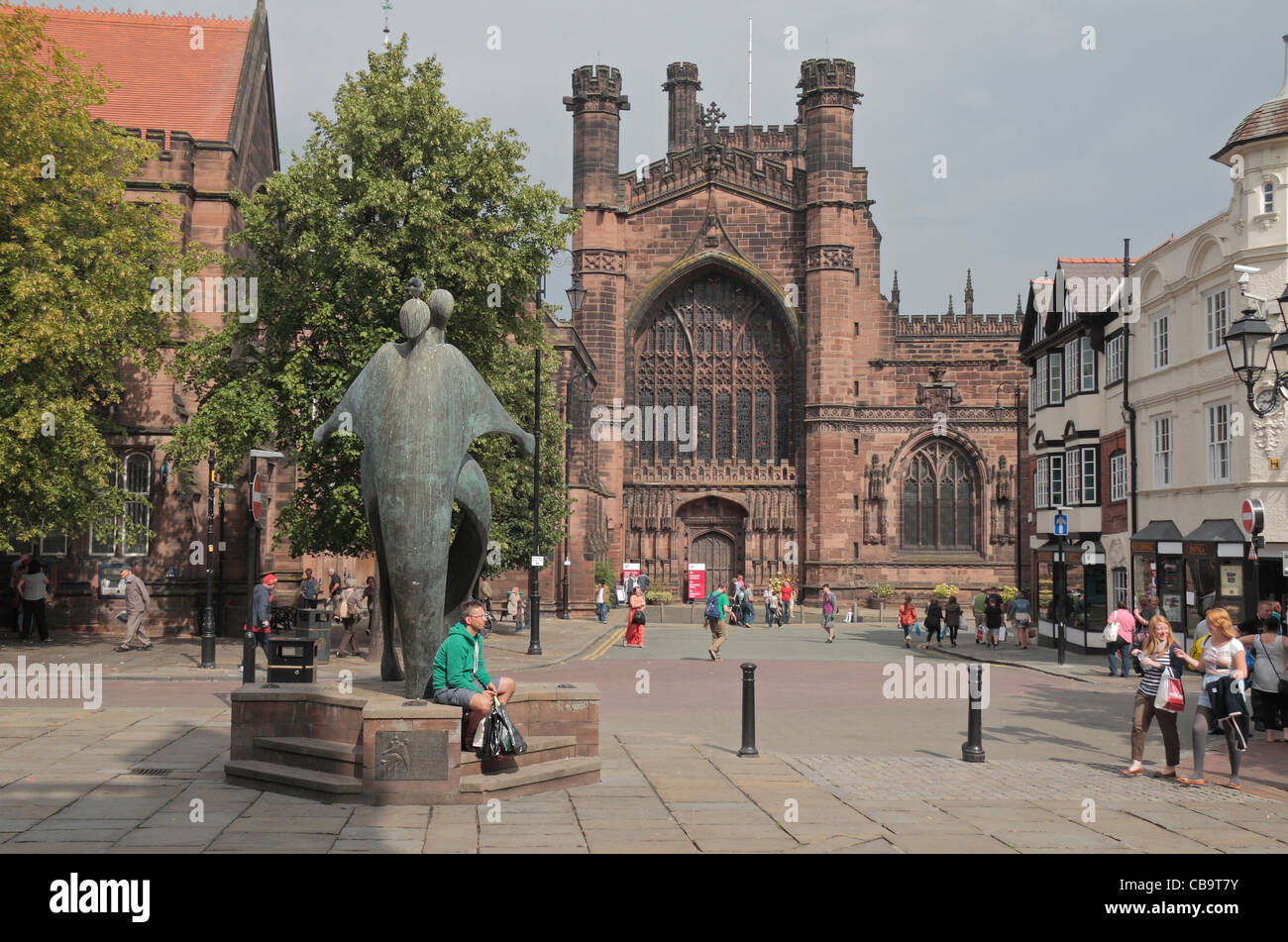 "Eine Feier nach Chester" Skulptur von Stephen Broadbent mit Chester Kathedrale hinter in Chester, Cheshire, UK. Stockfoto