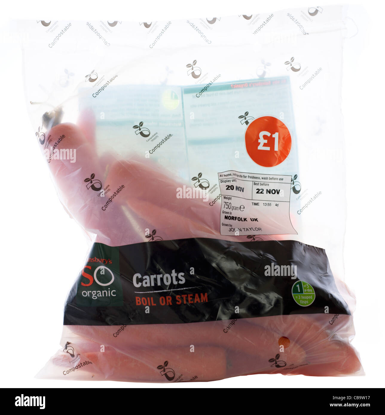 Klar 750 Gramm Polyethylen-Beutel mit Sainsburys Bio-Karotten gewachsen von John Taylor in Norfolk UK Stockfoto