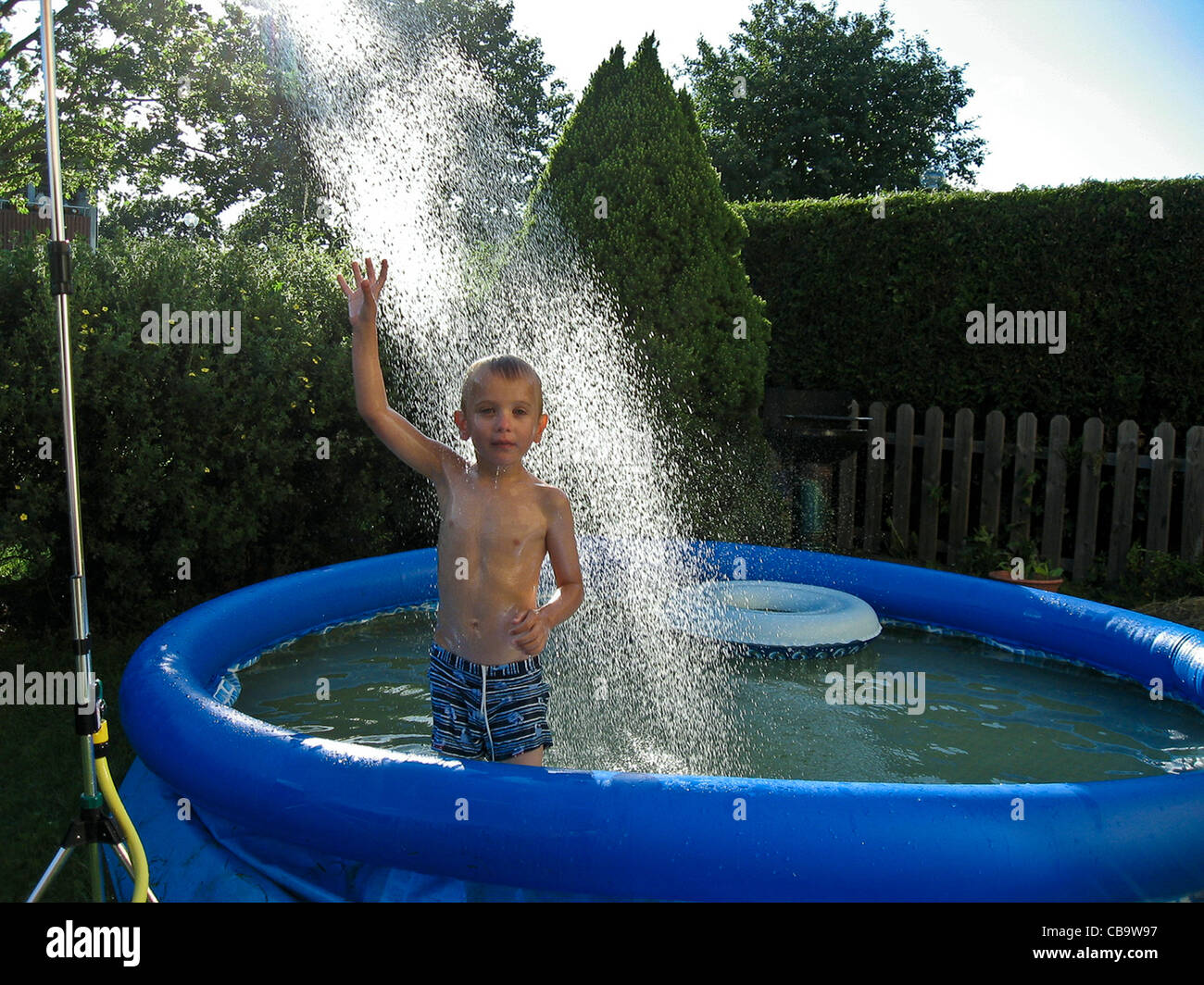 Junge, die sich in der Dusche und am Pool an einem warmen Sommertag zu genießen Stockfoto