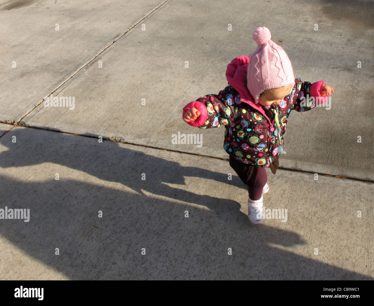 Ein Kleinkind und ihr Schatten. Stockfoto