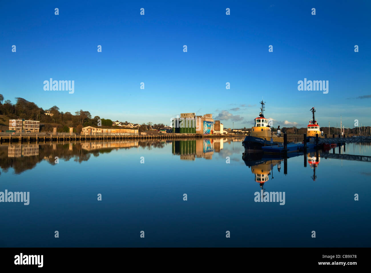 Schlepper an ihren Liegeplatz auf dem Fluss Suir, Stadt Waterford, Irland Stockfoto