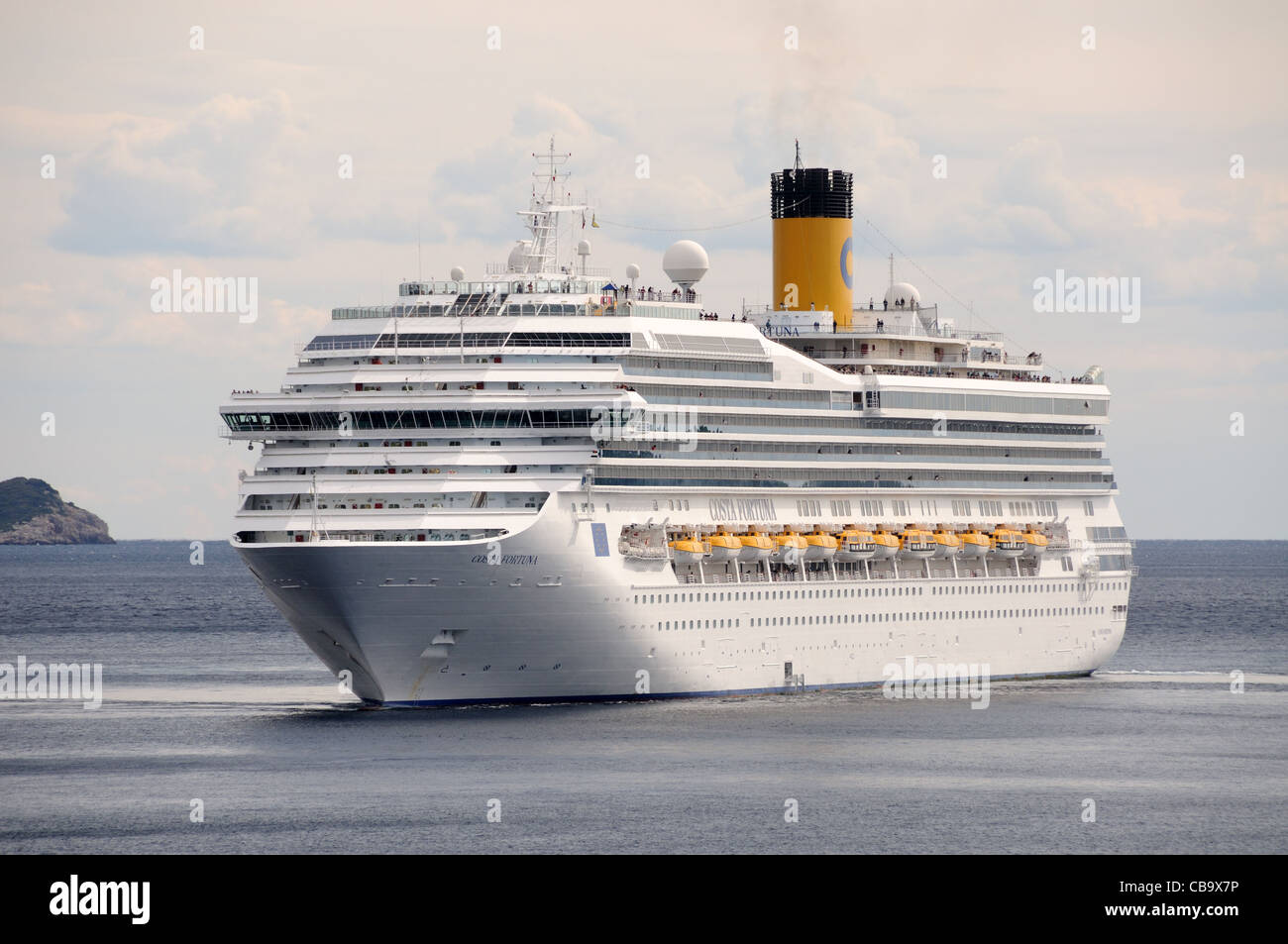Costa-Linie Kreuzfahrtschiff "Costa Fortuna" immer unterwegs aus Dubrovnik, Dubrovnik-Neretva, Kroatien Stockfoto