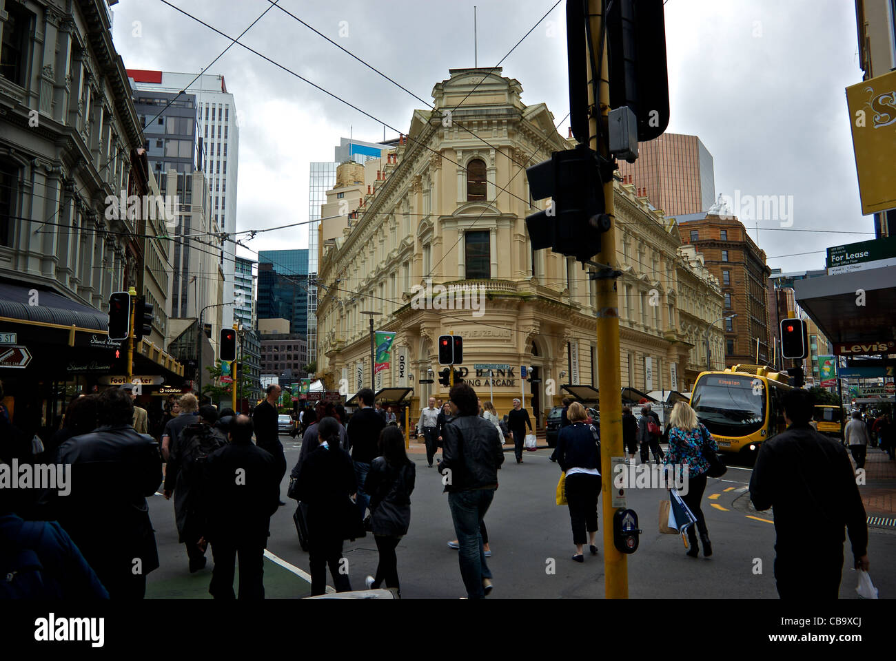 Drängten sich die Innenstadt von Wellington New Zealand Straße Zebrastreifen Bürgersteig alte 1901 Bank shopping-Arkade Stockfoto