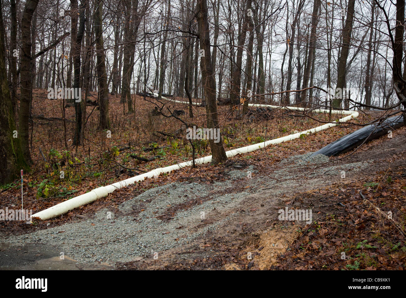 Leitungen, die Fracking Flüssigkeiten in ländlichen Pennsylvania Stockfoto