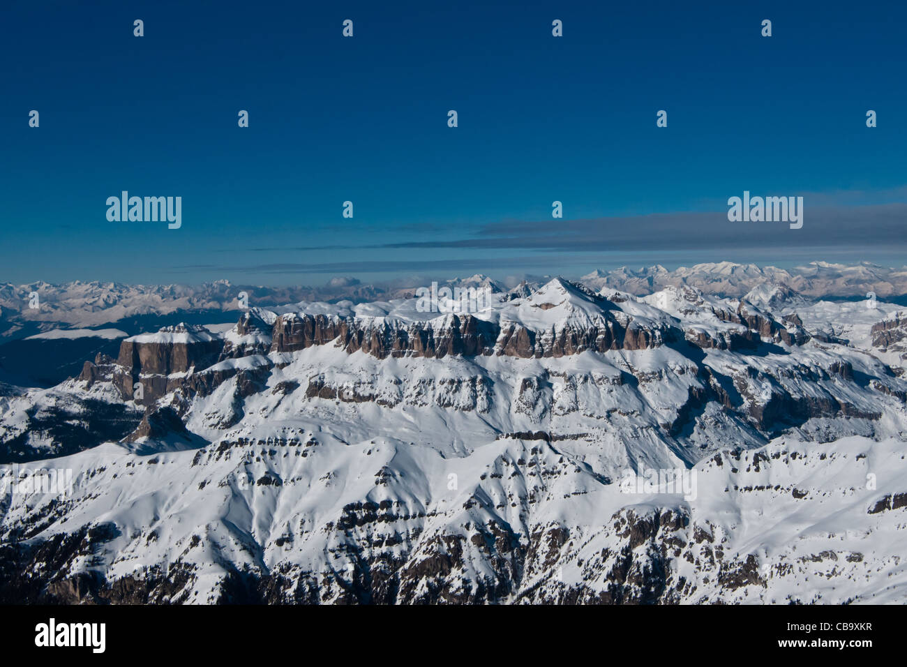 Schauen Sie über Schnee bedeckten Gruppo del Sella-Bergkette und darüber hinaus im Skigebiet Alta Badia, Dolomiten, Italien. Stockfoto