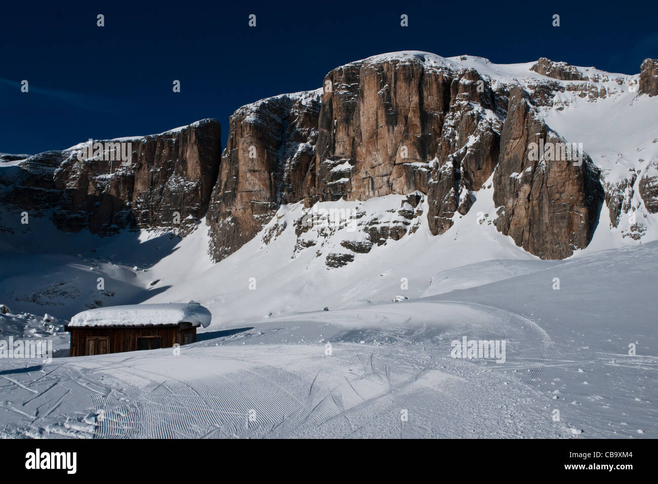 Verschneiten Blockhütte unter Pic Boé im Skigebiet Alta Badia, Dolomiten, Italien Stockfoto