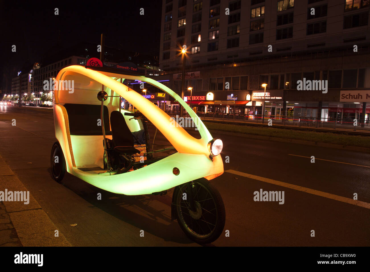 Umweltfreundliche Biketaxi (Zyklus-Fahrrad, Velo-Taxi) wartet auf Kunden in Berlin Stockfoto
