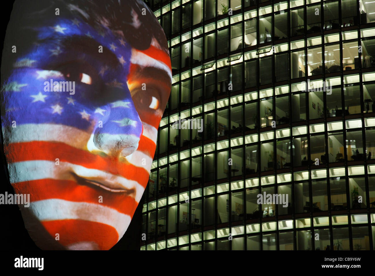 Riesige Skulptur eines Gesichts beleuchtet durch ein Bild von einer US-Flagge bemaltem Gesicht beim Festival der Lichter 2011 in Berlin Stockfoto